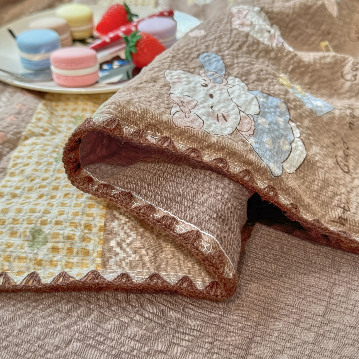 91家纺网 家纺一手货源 找家纺 慕澄家纺 2026新款泡芙棉贝壳边印花夏被四件套 夏被-椰棕猫软糖