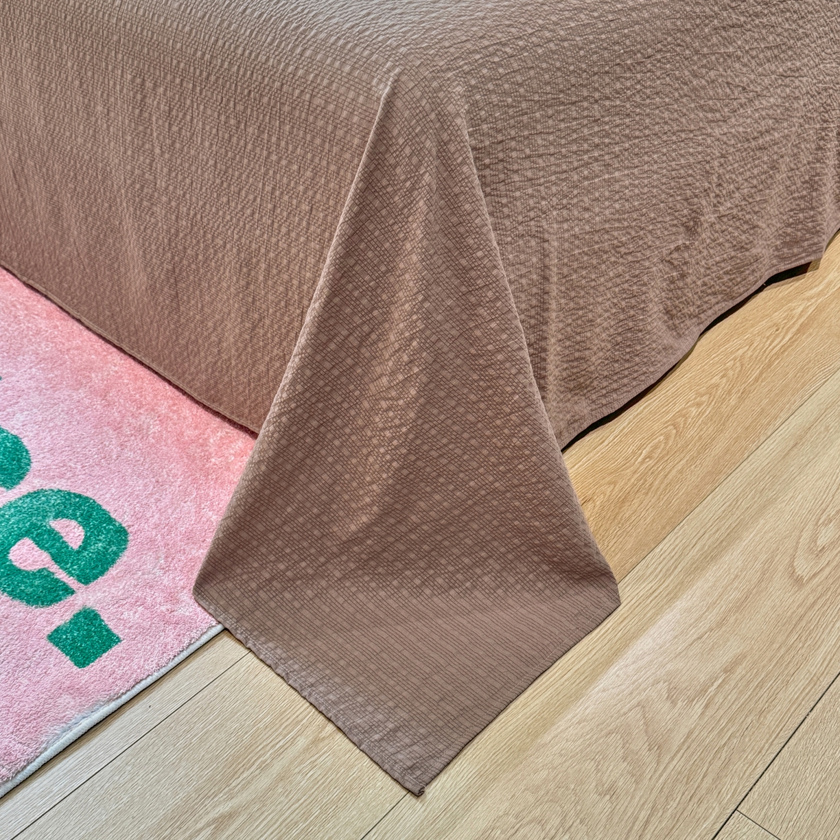 91家纺网 家纺一手货源 找家纺 慕澄家纺 2026新款泡芙棉贝壳边印花夏被四件套 夏被-椰棕猫软糖