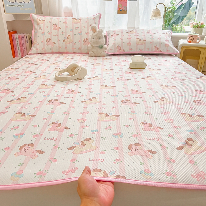 91家纺网 家纺一手货源 找家纺 莱米家纺 2026新款斜纹凉感床席冰豆豆系列 彩色木马