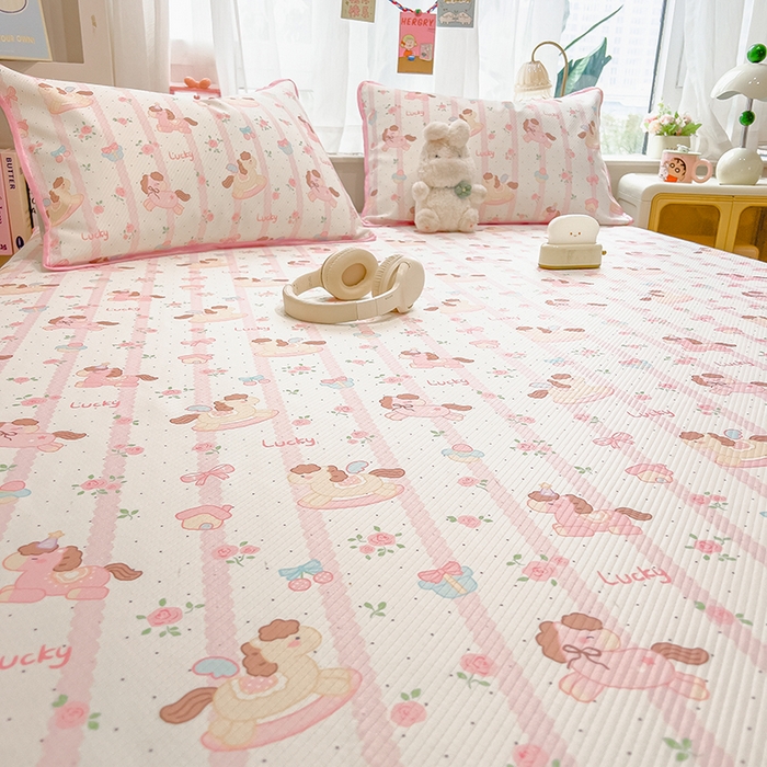 91家纺网 家纺一手货源 找家纺 莱米家纺 2026新款斜纹凉感床席冰豆豆系列 彩色木马