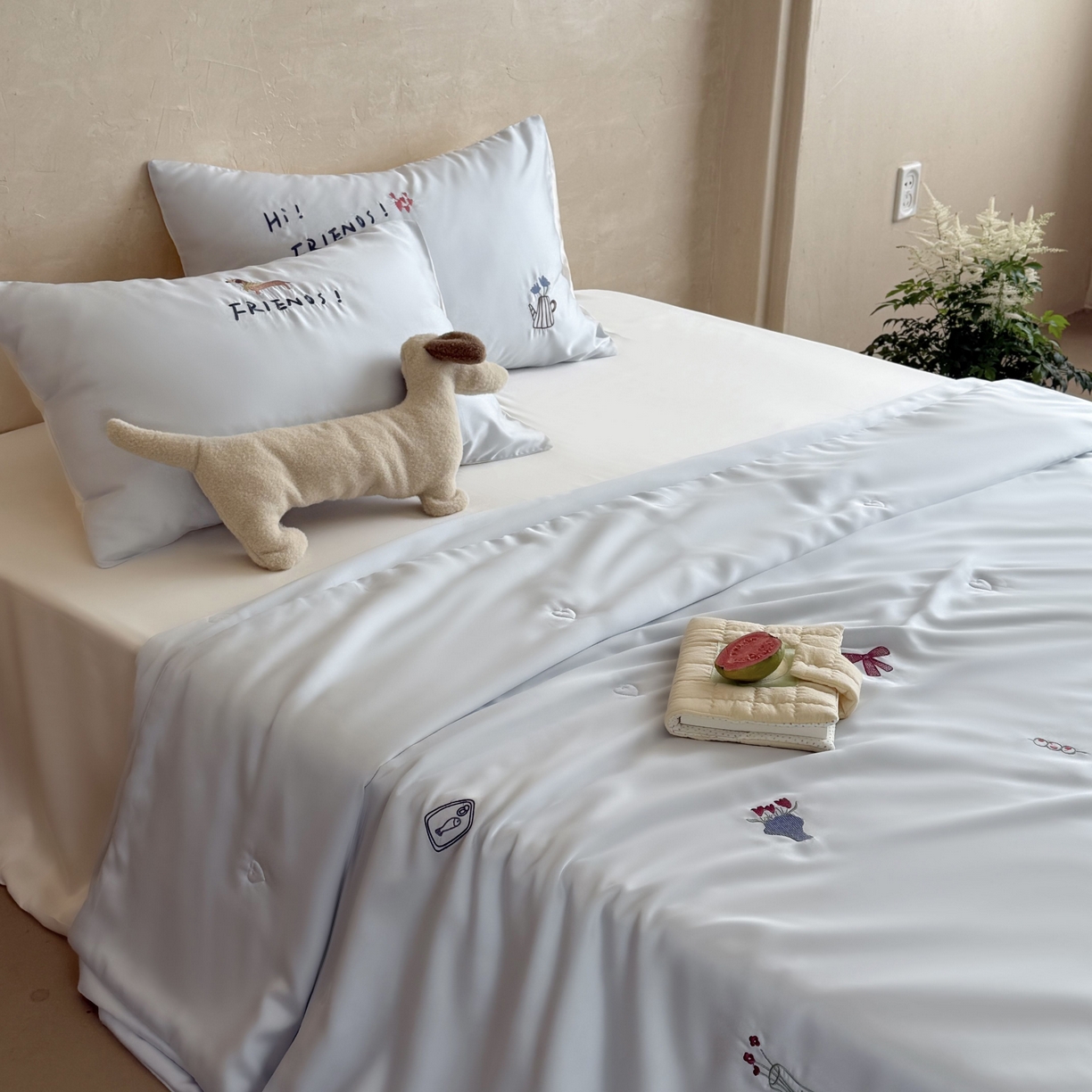 91家纺网 家纺一手货源 找家纺 （总）鹿班家居 2026夏季新品60S兰精天丝刺绣夏被系列-盐系小狗