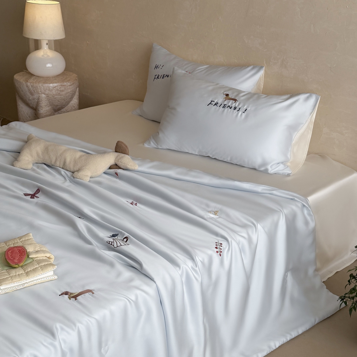 91家纺网 家纺一手货源 找家纺 （总）鹿班家居 2026夏季新品60S兰精天丝刺绣夏被系列-盐系小狗