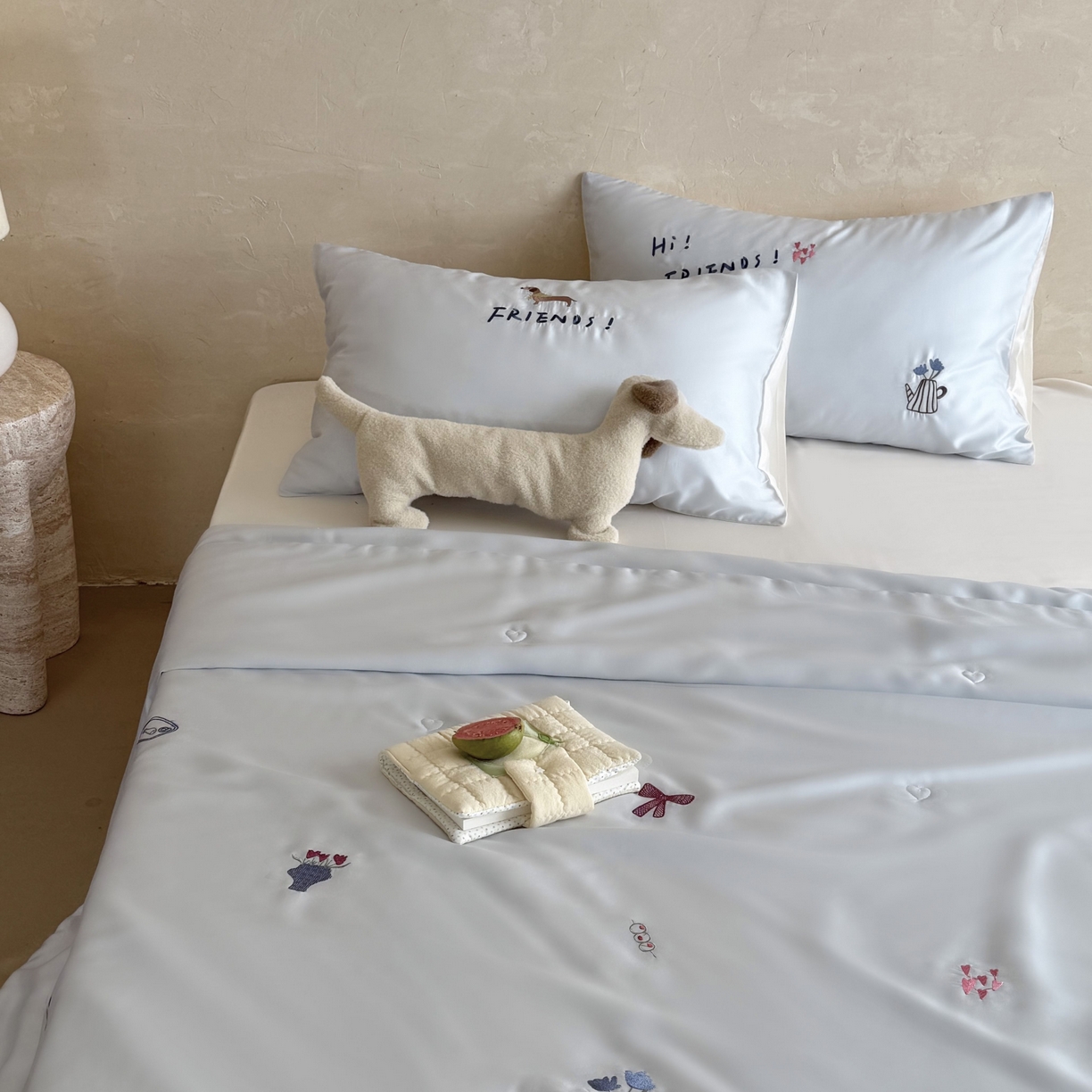 91家纺网 家纺一手货源 找家纺 （总）鹿班家居 2026夏季新品60S兰精天丝刺绣夏被系列-盐系小狗