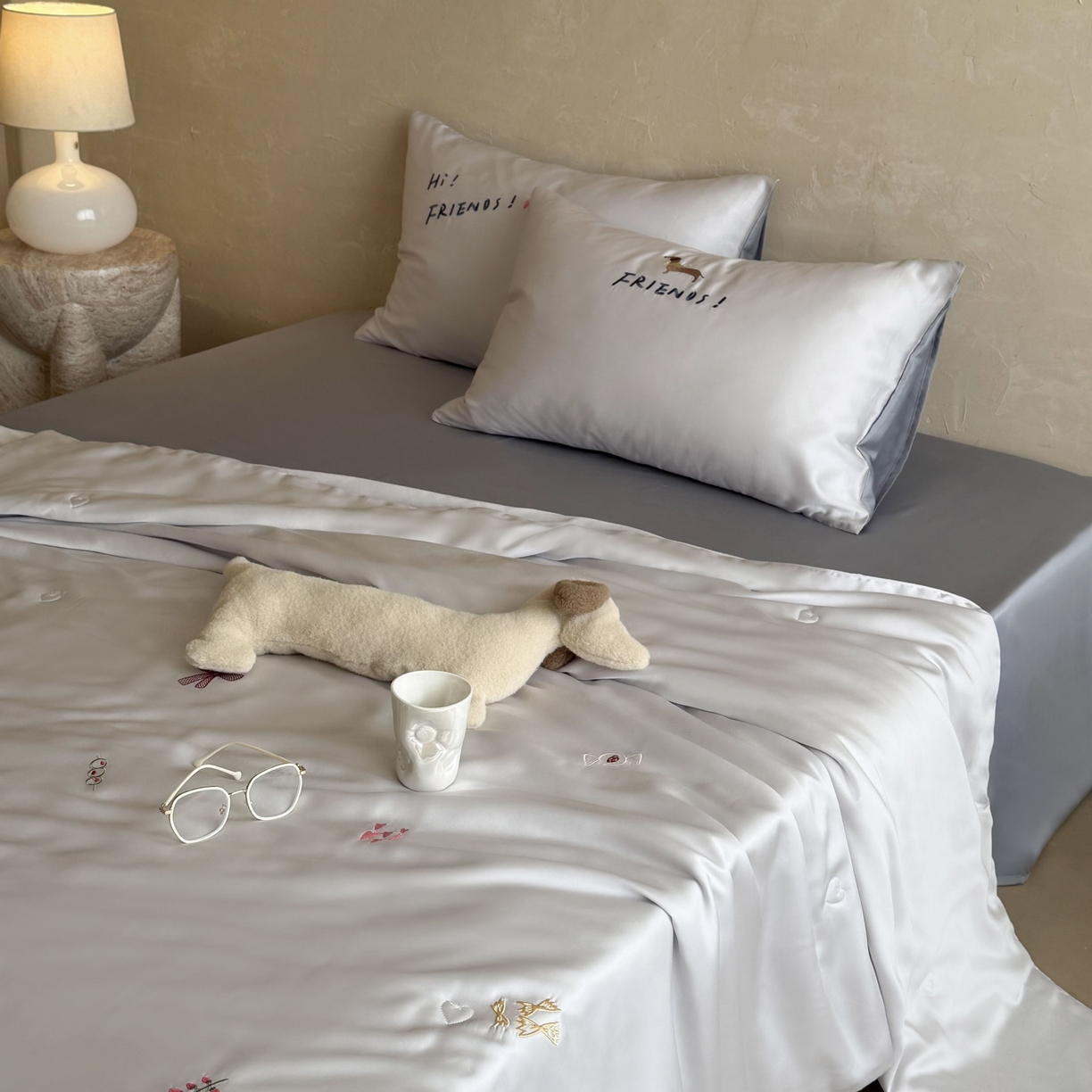 91家纺网 家纺一手货源 找家纺 （总）鹿班家居 2026夏季新品60S兰精天丝刺绣夏被系列-盐系小狗