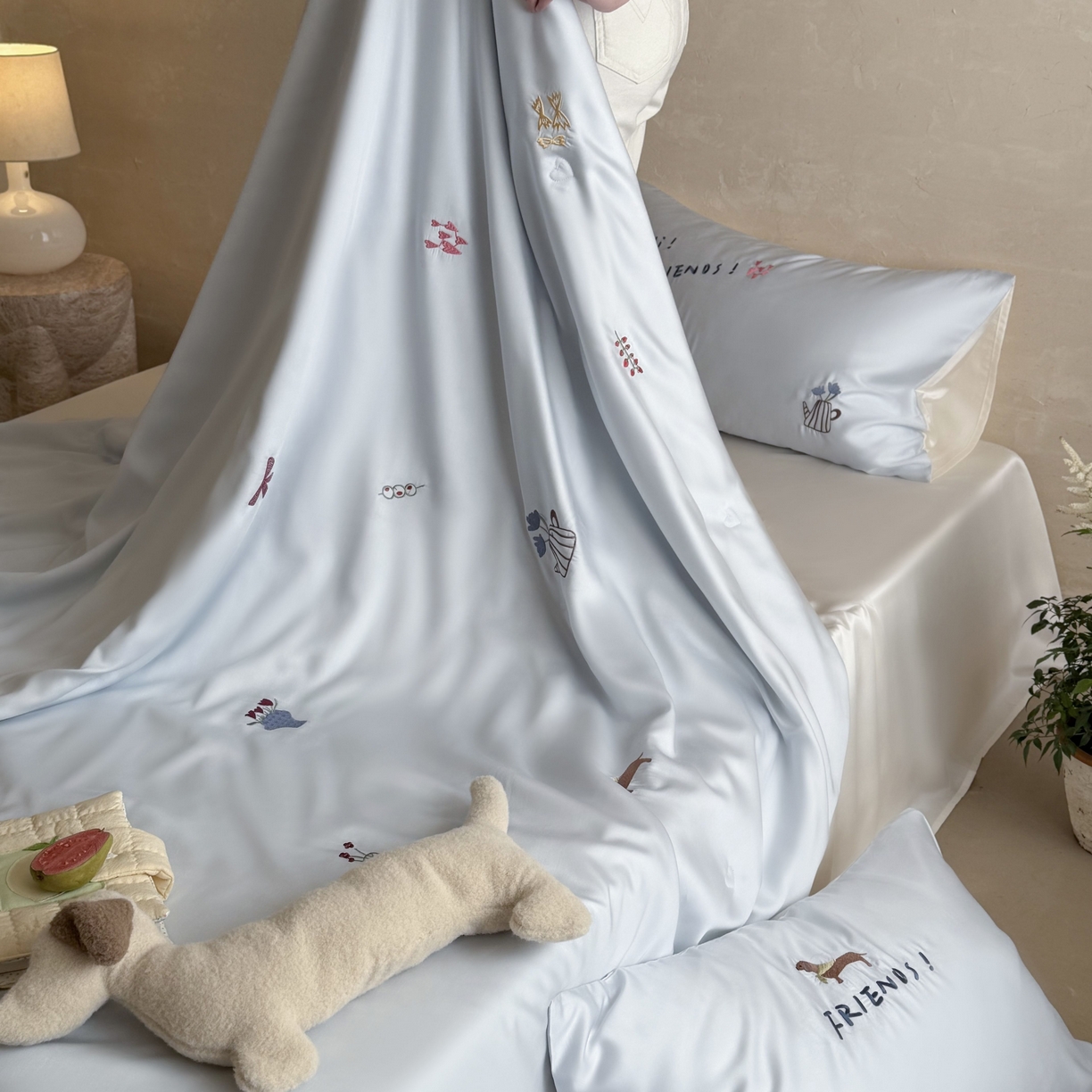 91家纺网 家纺一手货源 找家纺 （总）鹿班家居 2026夏季新品60S兰精天丝刺绣夏被系列-盐系小狗