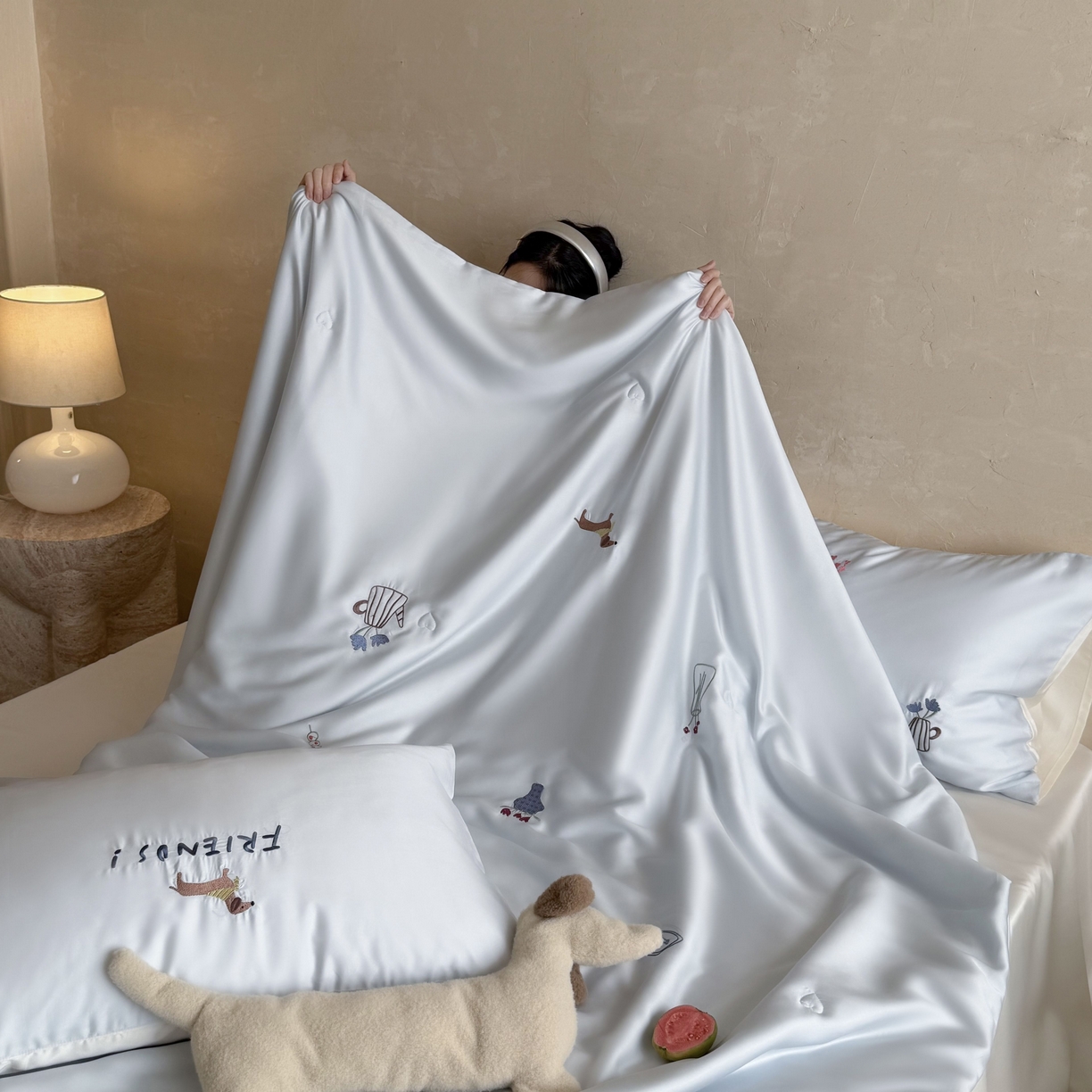 91家纺网 家纺一手货源 找家纺 （总）鹿班家居 2026夏季新品60S兰精天丝刺绣夏被系列-盐系小狗