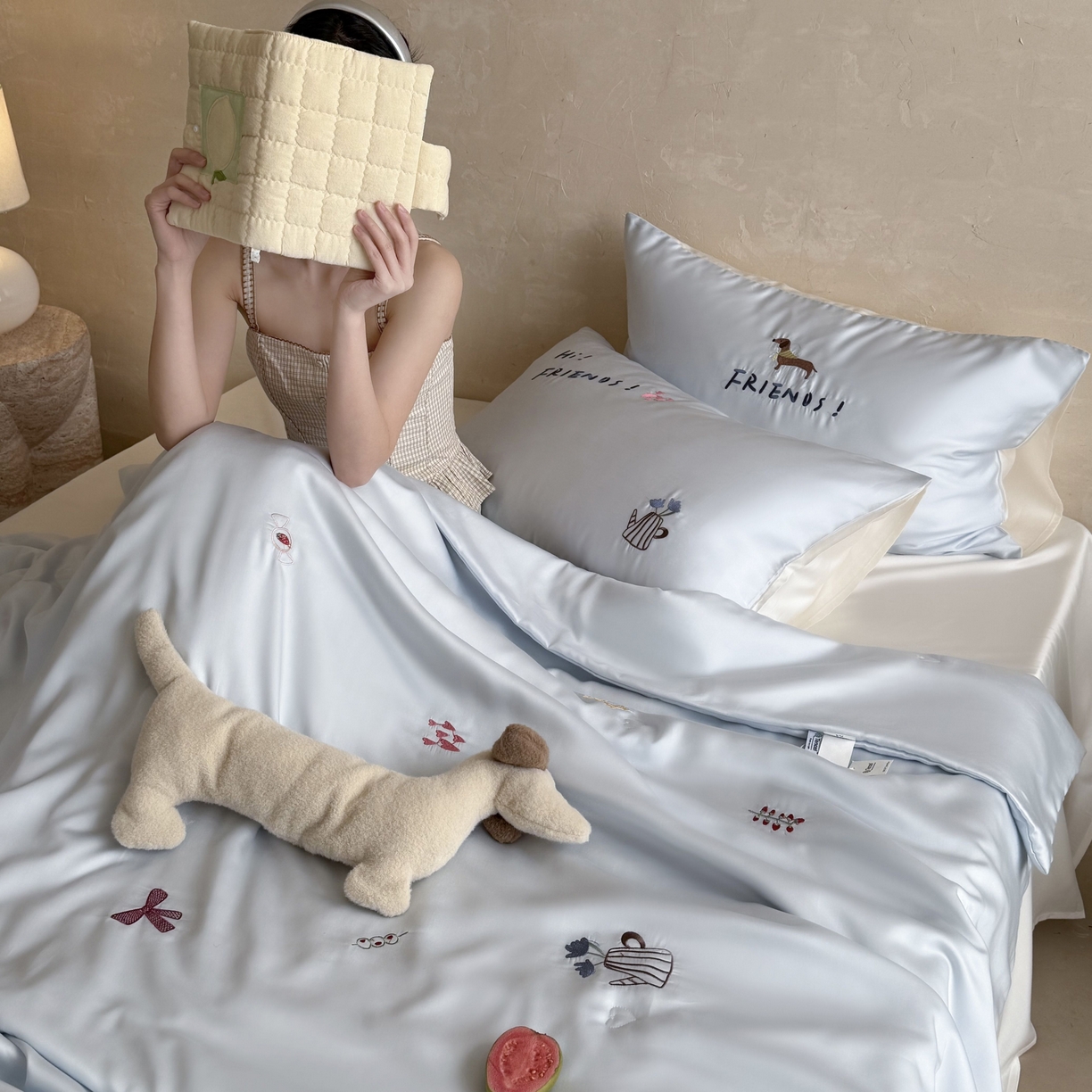 91家纺网 家纺一手货源 找家纺 （总）鹿班家居 2026夏季新品60S兰精天丝刺绣夏被系列-盐系小狗