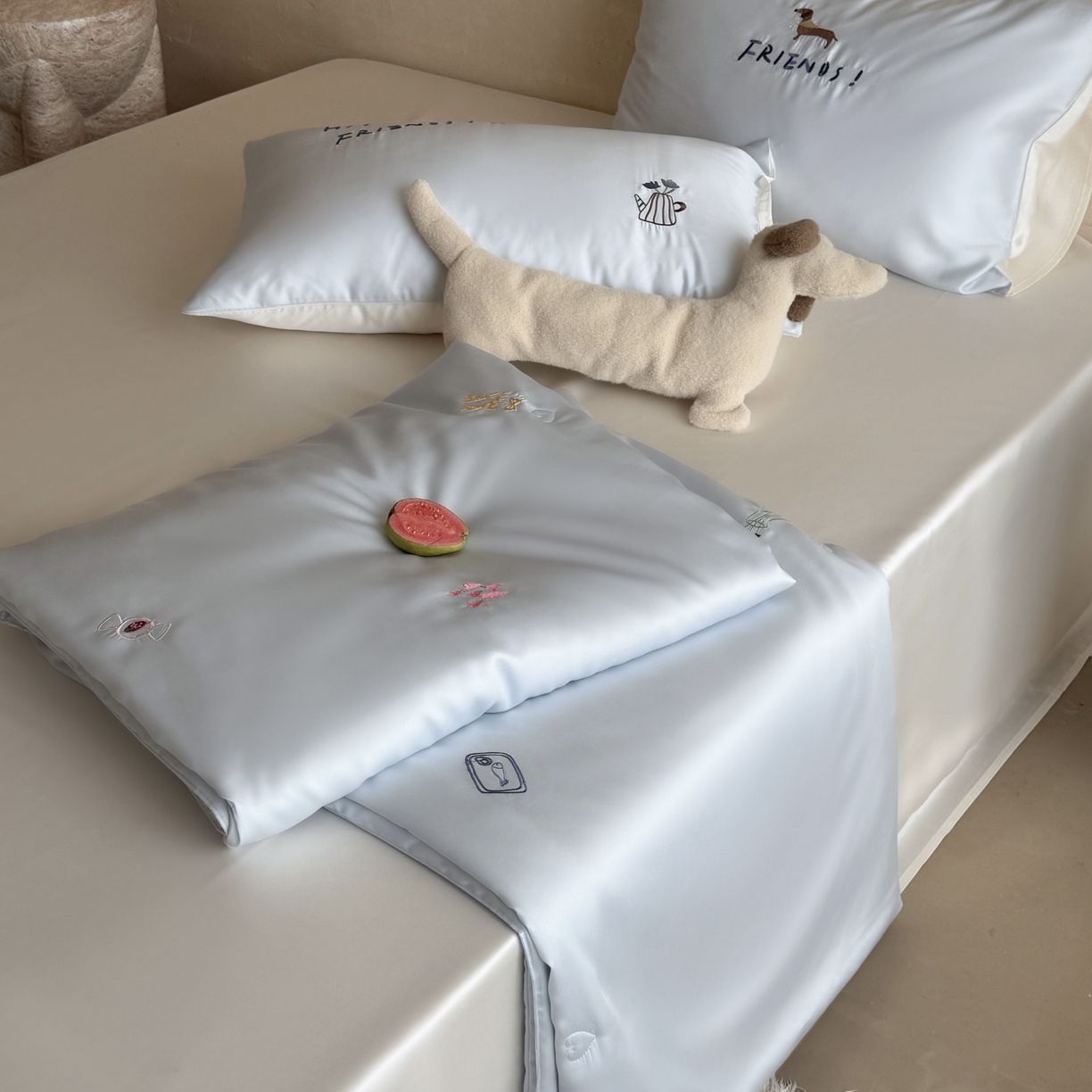 91家纺网 家纺一手货源 找家纺 鹿班家居 2026夏季新品60S兰精天丝刺绣夏被系列-盐系小狗 盐系小狗-蓝白