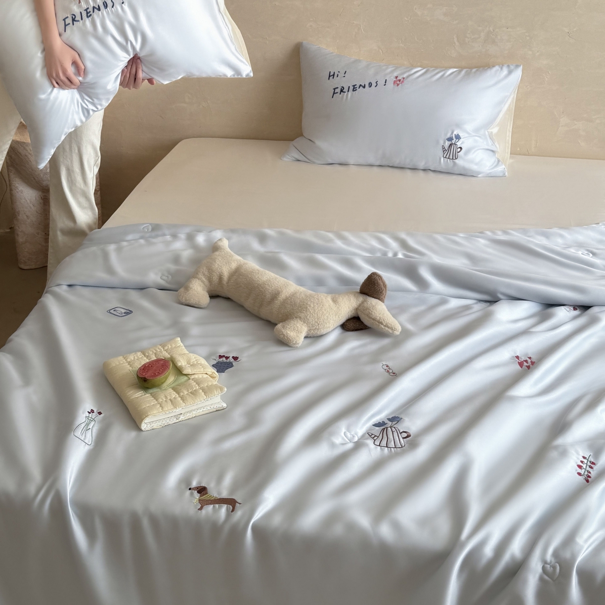 91家纺网 家纺一手货源 找家纺 鹿班家居 2026夏季新品60S兰精天丝刺绣夏被系列-盐系小狗 盐系小狗-蓝白