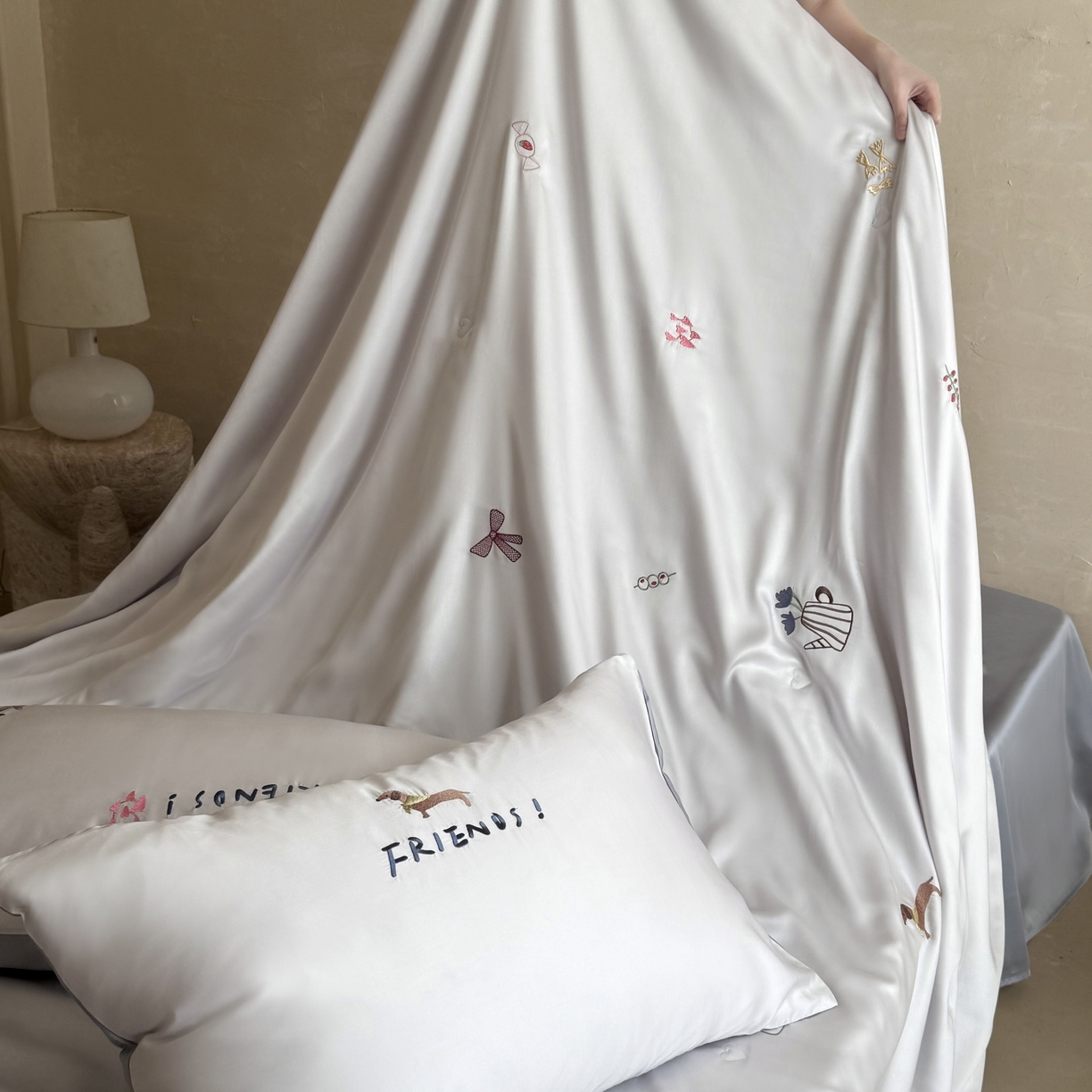 91家纺网 家纺一手货源 找家纺 鹿班家居 2026夏季新品60S兰精天丝刺绣夏被系列-盐系小狗 盐系小狗-灰色