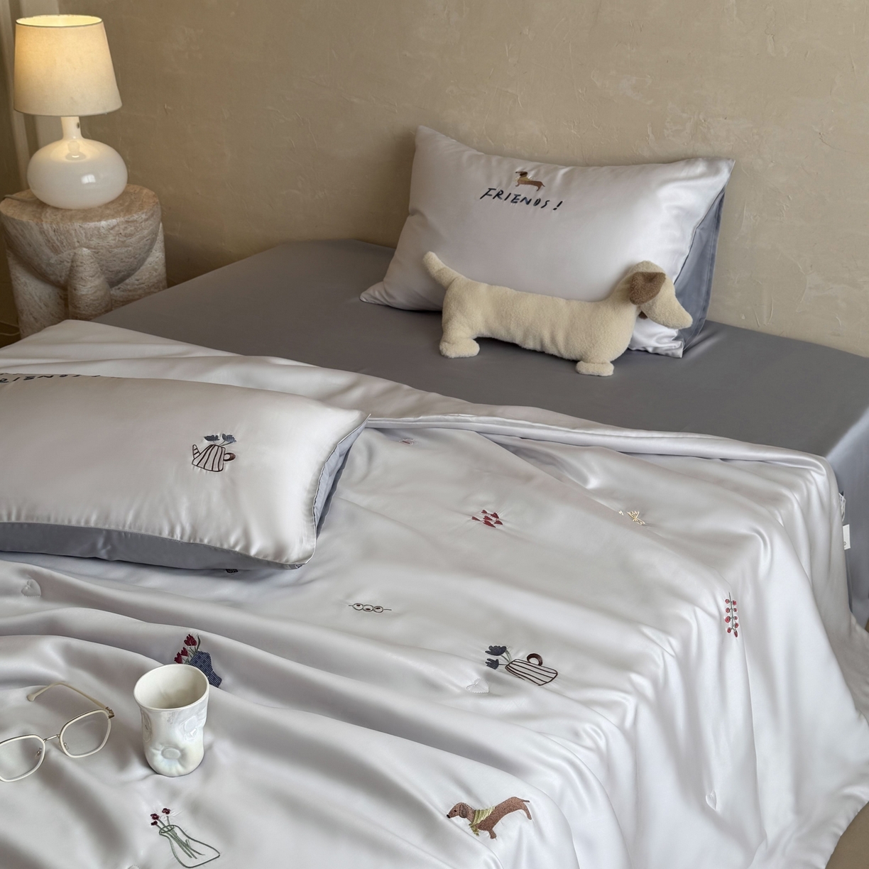 91家纺网 家纺一手货源 找家纺 鹿班家居 2026夏季新品60S兰精天丝刺绣夏被系列-盐系小狗 盐系小狗-灰色