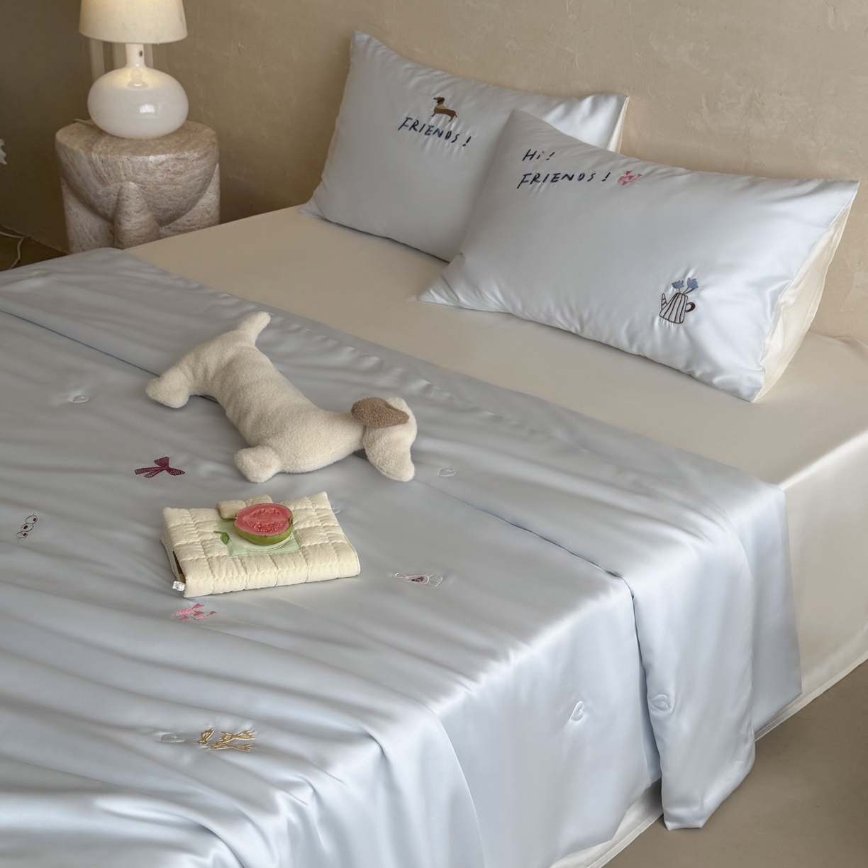 91家纺网 家纺一手货源 找家纺 鹿班家居 2026夏季新品60S兰精天丝刺绣夏被系列-盐系小狗 盐系小狗-蓝白