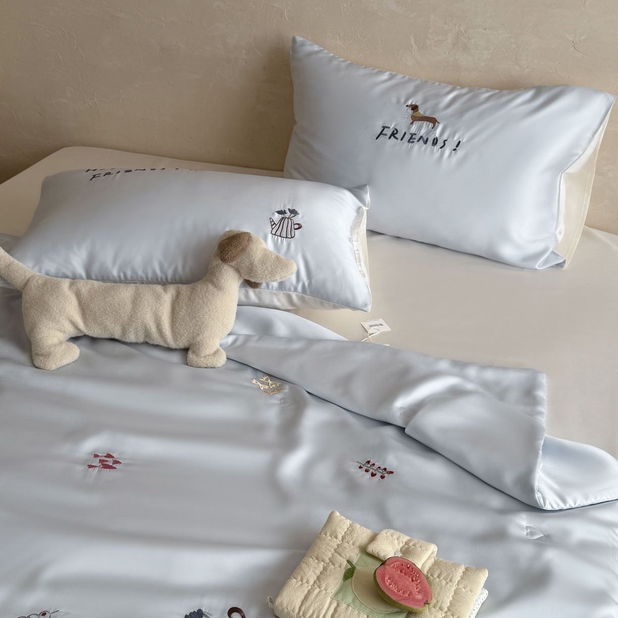 91家纺网 家纺一手货源 找家纺 鹿班家居 2026夏季新品60S兰精天丝刺绣夏被系列-盐系小狗 盐系小狗-蓝白