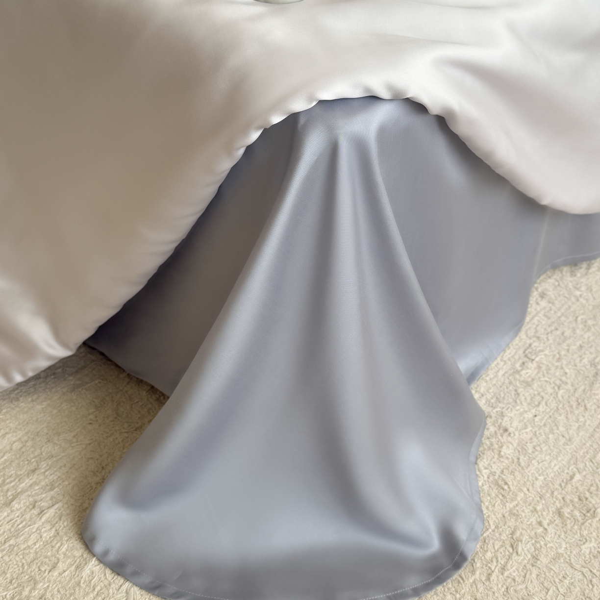 91家纺网 家纺一手货源 找家纺 鹿班家居 2026夏季新品60S兰精天丝刺绣夏被系列-盐系小狗 盐系小狗-灰色