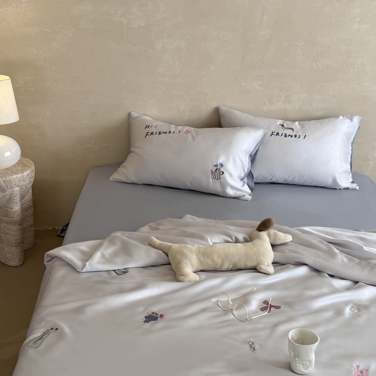 91家纺网 家纺一手货源 找家纺 鹿班家居 2026夏季新品60S兰精天丝刺绣夏被系列-盐系小狗 盐系小狗-灰色