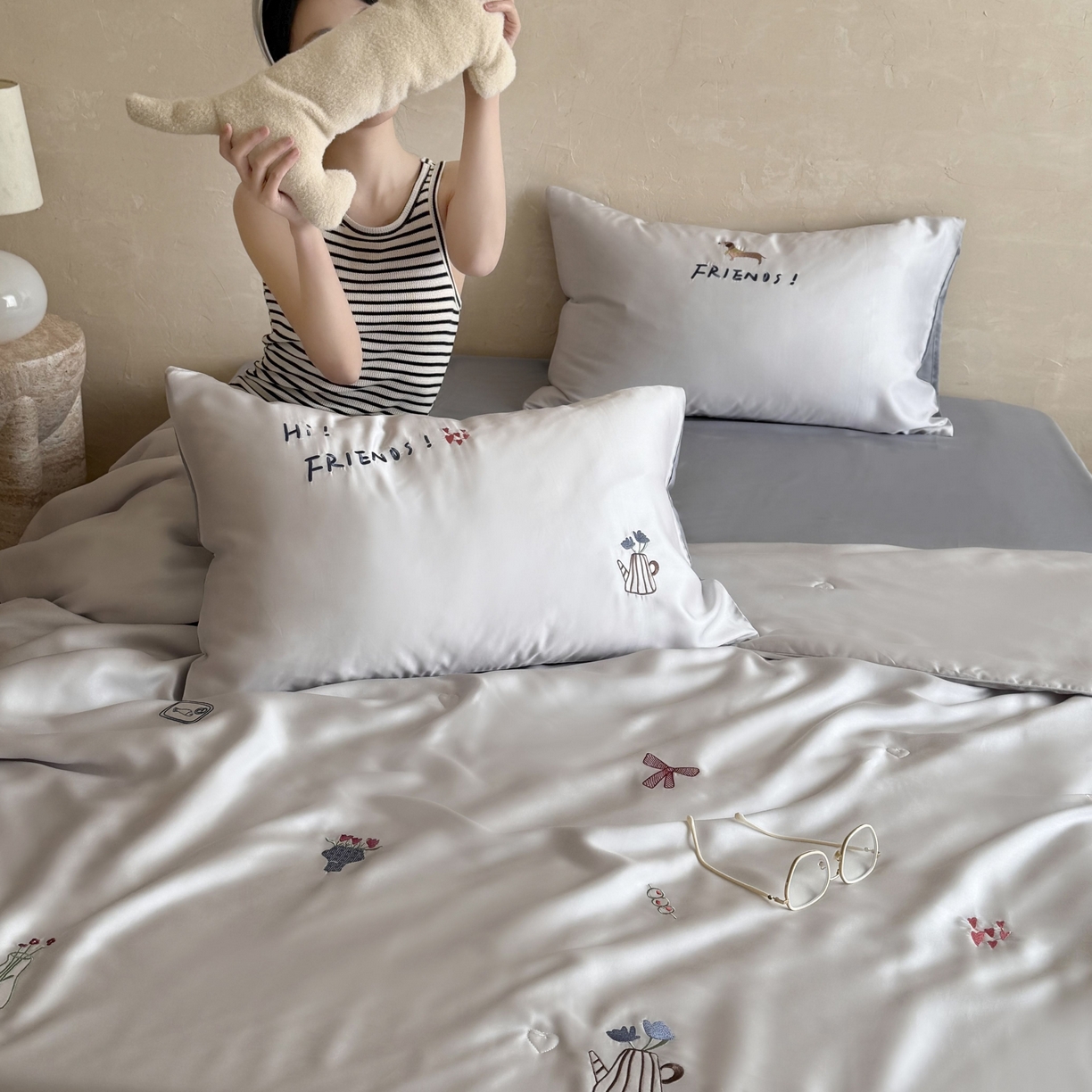 91家纺网 家纺一手货源 找家纺 鹿班家居 2026夏季新品60S兰精天丝刺绣夏被系列-盐系小狗 盐系小狗-灰色