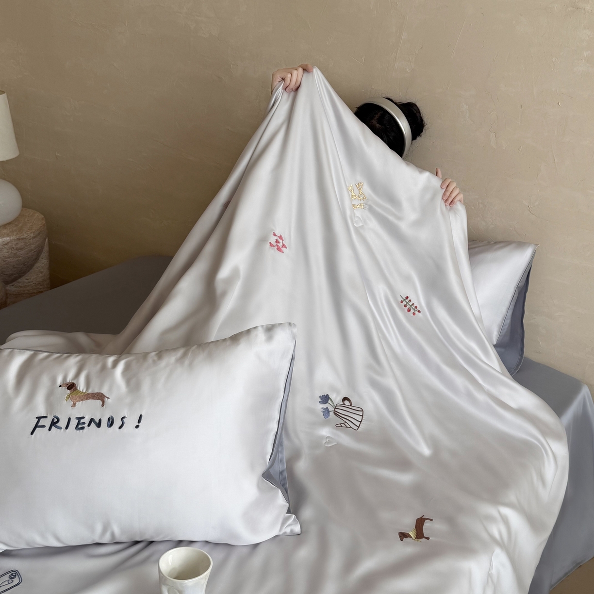 91家纺网 家纺一手货源 找家纺 鹿班家居 2026夏季新品60S兰精天丝刺绣夏被系列-盐系小狗 盐系小狗-灰色