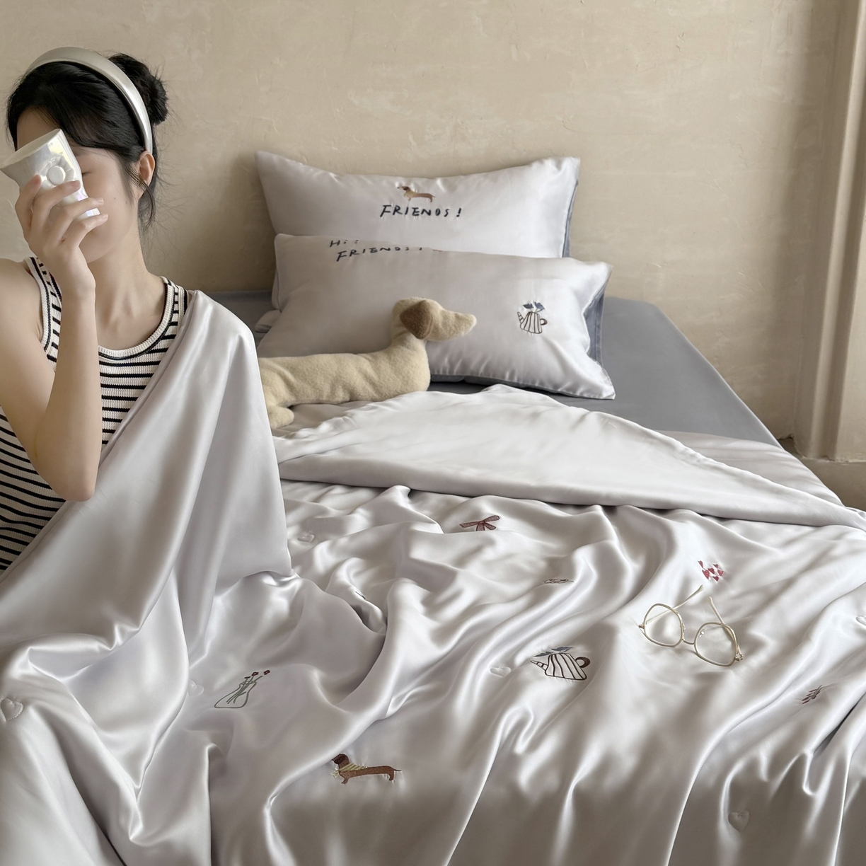 91家纺网 家纺一手货源 找家纺 鹿班家居 2026夏季新品60S兰精天丝刺绣夏被系列-盐系小狗 盐系小狗-灰色