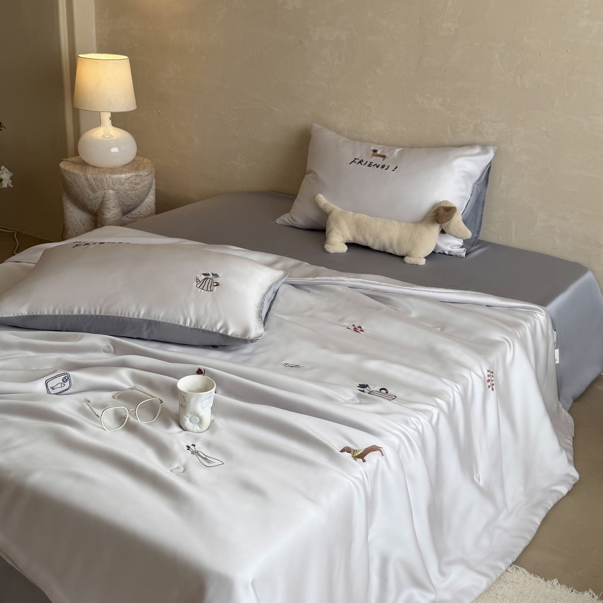 91家纺网 家纺一手货源 找家纺 鹿班家居 2026夏季新品60S兰精天丝刺绣夏被系列-盐系小狗 盐系小狗-灰色