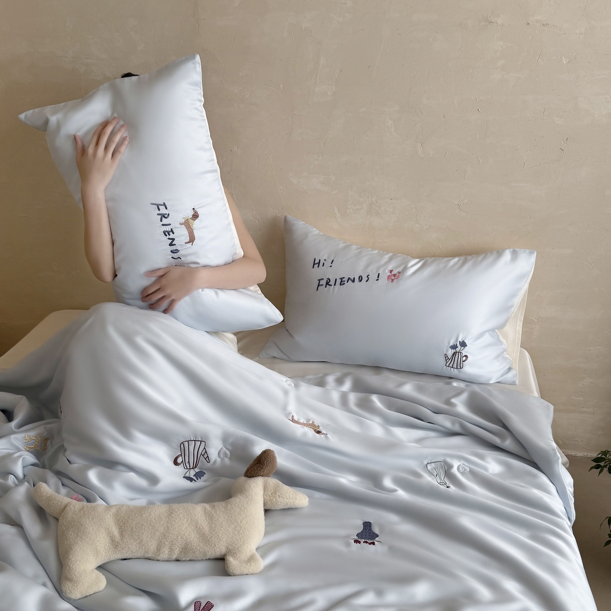 91家纺网 家纺一手货源 找家纺 鹿班家居 2026夏季新品60S兰精天丝刺绣夏被系列-盐系小狗 盐系小狗-蓝白