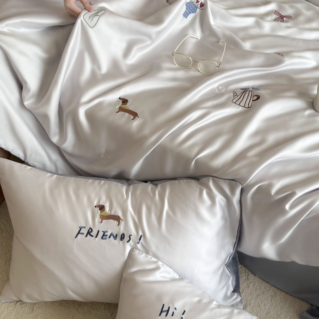 91家纺网 家纺一手货源 找家纺 鹿班家居 2026夏季新品60S兰精天丝刺绣夏被系列-盐系小狗 盐系小狗-灰色