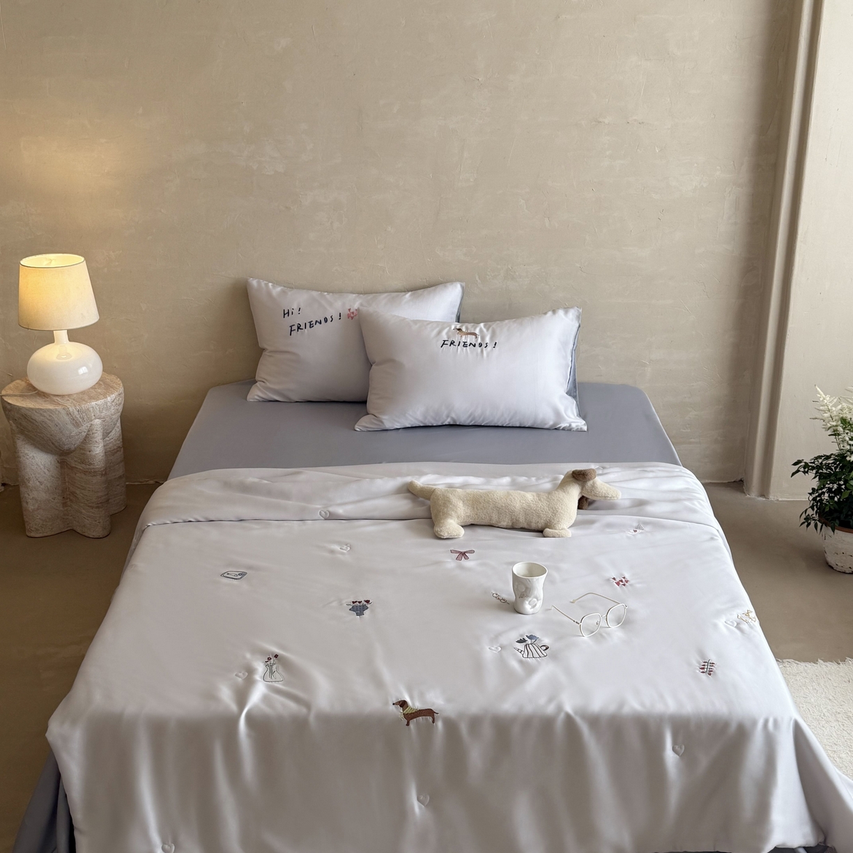 91家纺网 家纺一手货源 找家纺 鹿班家居 2026夏季新品60S兰精天丝刺绣夏被系列-盐系小狗 盐系小狗-灰色