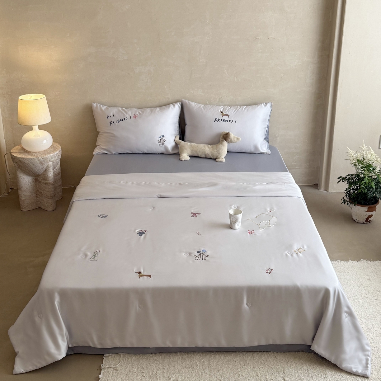 91家纺网 家纺一手货源 找家纺 鹿班家居 2026夏季新品60S兰精天丝刺绣夏被系列-盐系小狗 盐系小狗-灰色