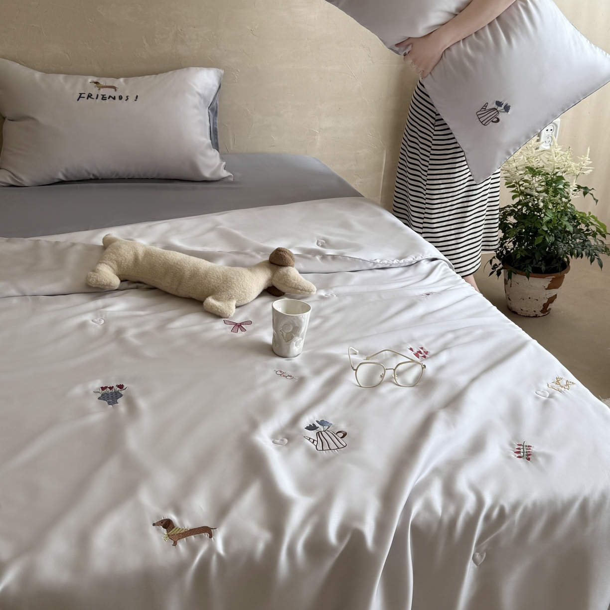 91家纺网 家纺一手货源 找家纺 鹿班家居 2026夏季新品60S兰精天丝刺绣夏被系列-盐系小狗 盐系小狗-灰色