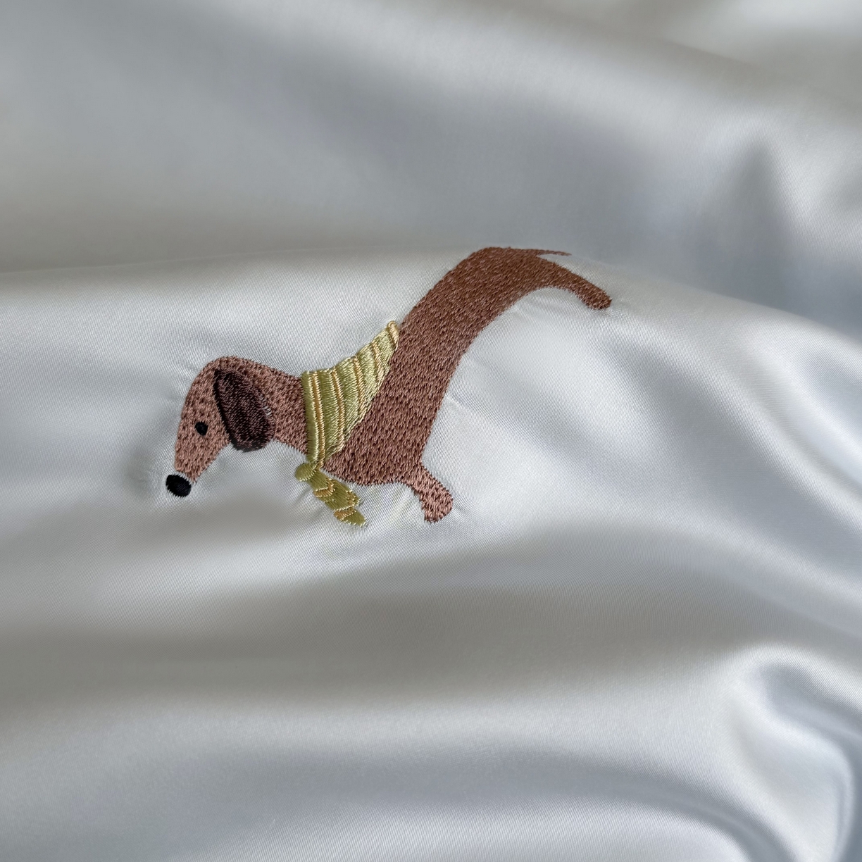 91家纺网 家纺一手货源 找家纺 鹿班家居 2026夏季新品60S兰精天丝刺绣夏被系列-盐系小狗 盐系小狗-蓝白