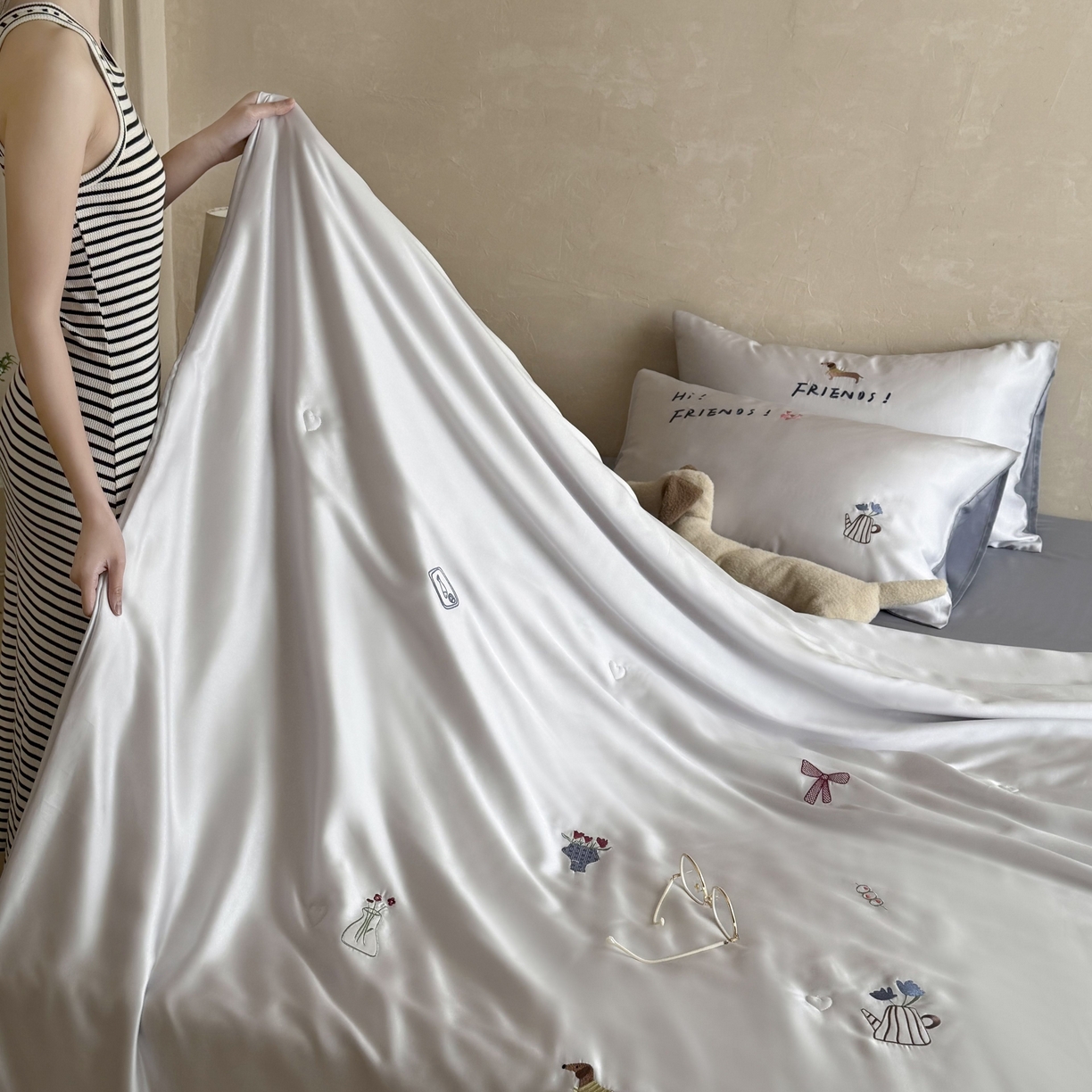 91家纺网 家纺一手货源 找家纺 鹿班家居 2026夏季新品60S兰精天丝刺绣夏被系列-盐系小狗 盐系小狗-灰色