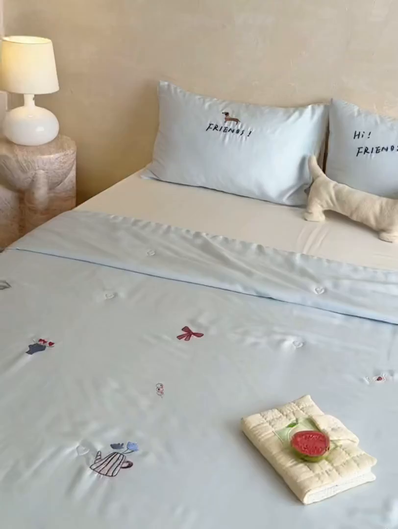 91家纺网 家纺一手货源 找家纺 （总）鹿班家居 2026夏季新品60S兰精天丝刺绣夏被系列-盐系小狗