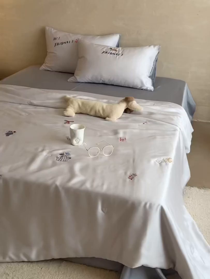 91家纺网 家纺一手货源 找家纺 鹿班家居 2026夏季新品60S兰精天丝刺绣夏被系列-盐系小狗 盐系小狗-灰色