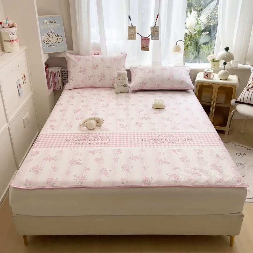 91家纺网 家纺一手货源 找家纺 莱米家纺 2026新款斜纹凉感床席冰豆豆系列 浪漫花语