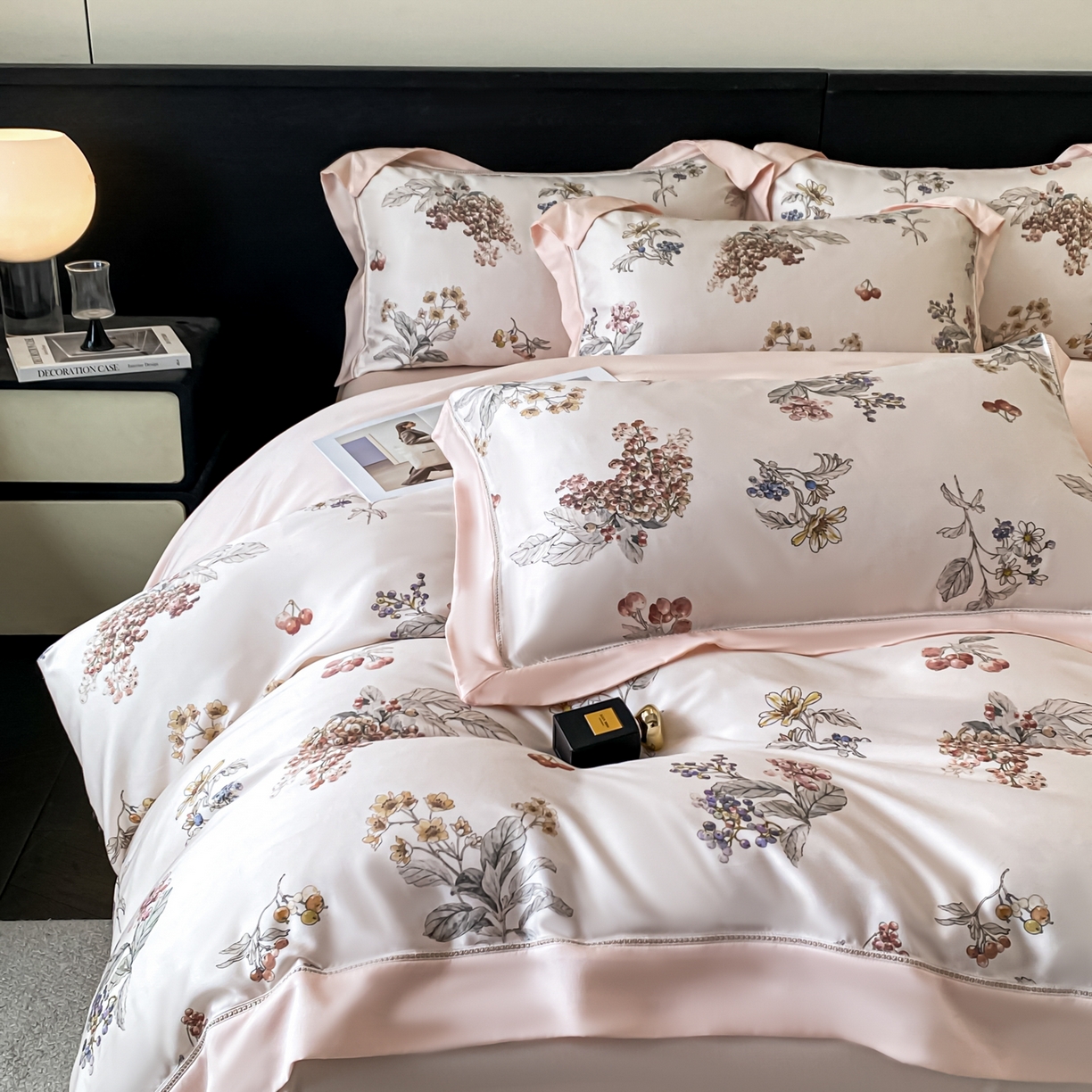 91家纺网 家纺一手货源 找家纺 （总）博纳家纺 2026新款100%莱赛尔天丝四件套宽边拼角绣花工艺数码印花田园风轻奢凉感四件套（礼盒装）