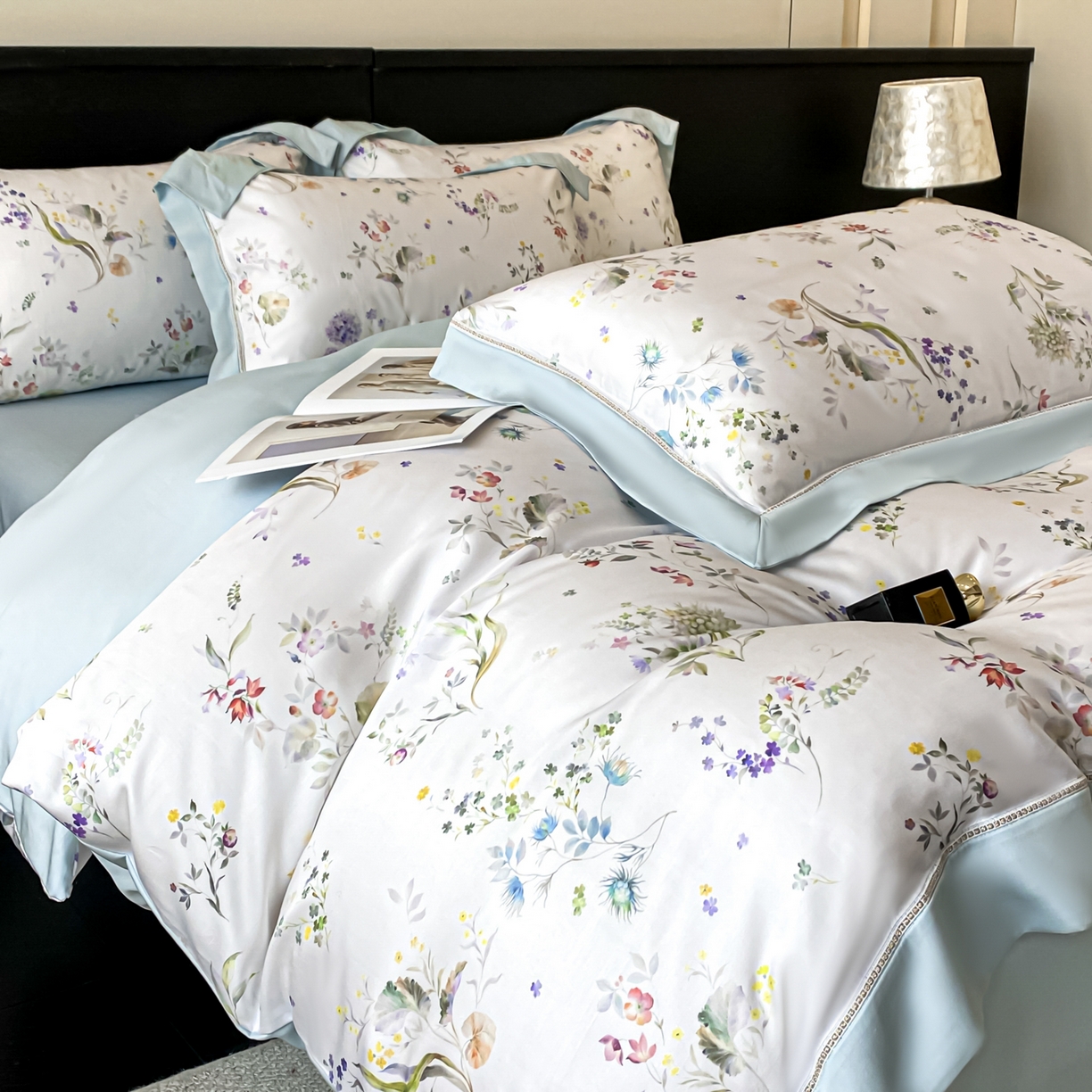 91家纺网 家纺一手货源 找家纺 （总）博纳家纺 2026新款100%莱赛尔天丝四件套宽边拼角绣花工艺数码印花田园风轻奢凉感四件套（礼盒装）