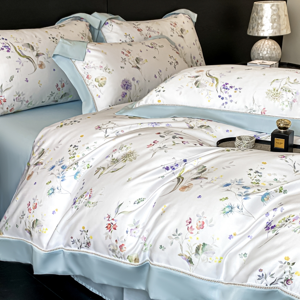 91家纺网 家纺一手货源 找家纺 （总）博纳家纺 2026新款100%莱赛尔天丝四件套宽边拼角绣花工艺数码印花田园风轻奢凉感四件套（礼盒装）