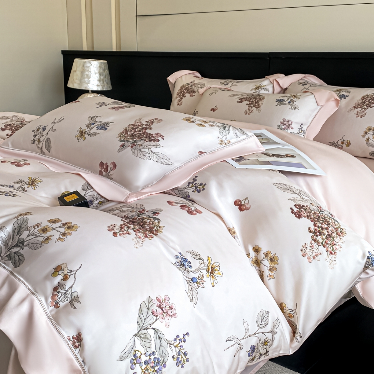 91家纺网 家纺一手货源 找家纺 博纳家纺 2026新款100%莱赛尔天丝四件套宽边拼角绣花工艺数码印花田园风轻奢凉感四件套（礼盒装） 缤纷夏日