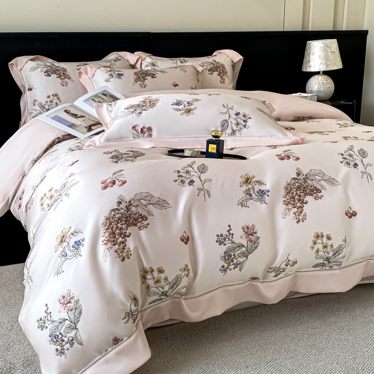 91家纺网 家纺一手货源 找家纺 博纳家纺 2026新款100%莱赛尔天丝四件套宽边拼角绣花工艺数码印花田园风轻奢凉感四件套（礼盒装） 缤纷夏日