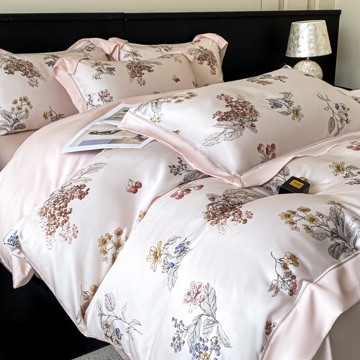 91家纺网 家纺一手货源 找家纺 博纳家纺 2026新款100%莱赛尔天丝四件套宽边拼角绣花工艺数码印花田园风轻奢凉感四件套（礼盒装） 缤纷夏日