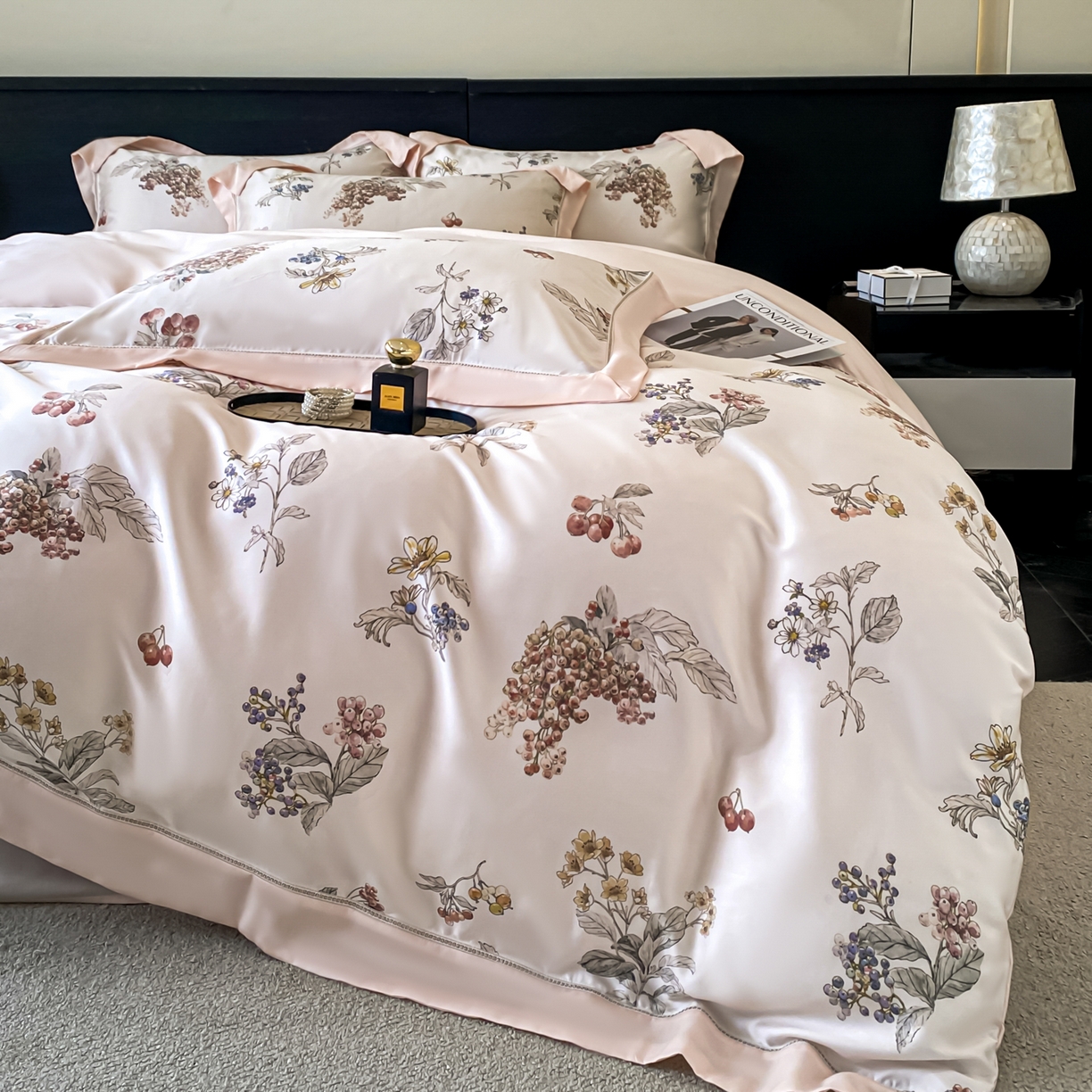 91家纺网 家纺一手货源 找家纺 博纳家纺 2026新款100%莱赛尔天丝四件套宽边拼角绣花工艺数码印花田园风轻奢凉感四件套（礼盒装） 缤纷夏日