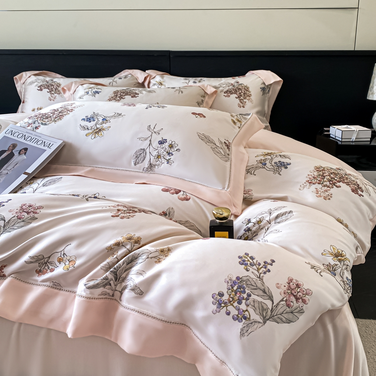 91家纺网 家纺一手货源 找家纺 博纳家纺 2026新款100%莱赛尔天丝四件套宽边拼角绣花工艺数码印花田园风轻奢凉感四件套（礼盒装） 缤纷夏日