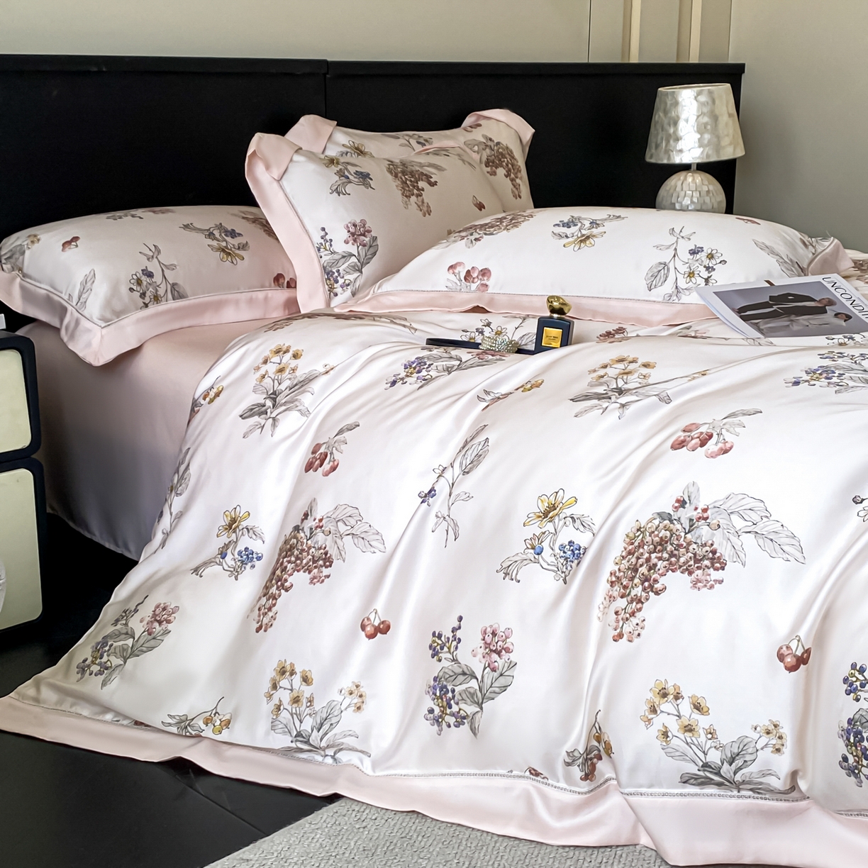 91家纺网 家纺一手货源 找家纺 博纳家纺 2026新款100%莱赛尔天丝四件套宽边拼角绣花工艺数码印花田园风轻奢凉感四件套（礼盒装） 缤纷夏日