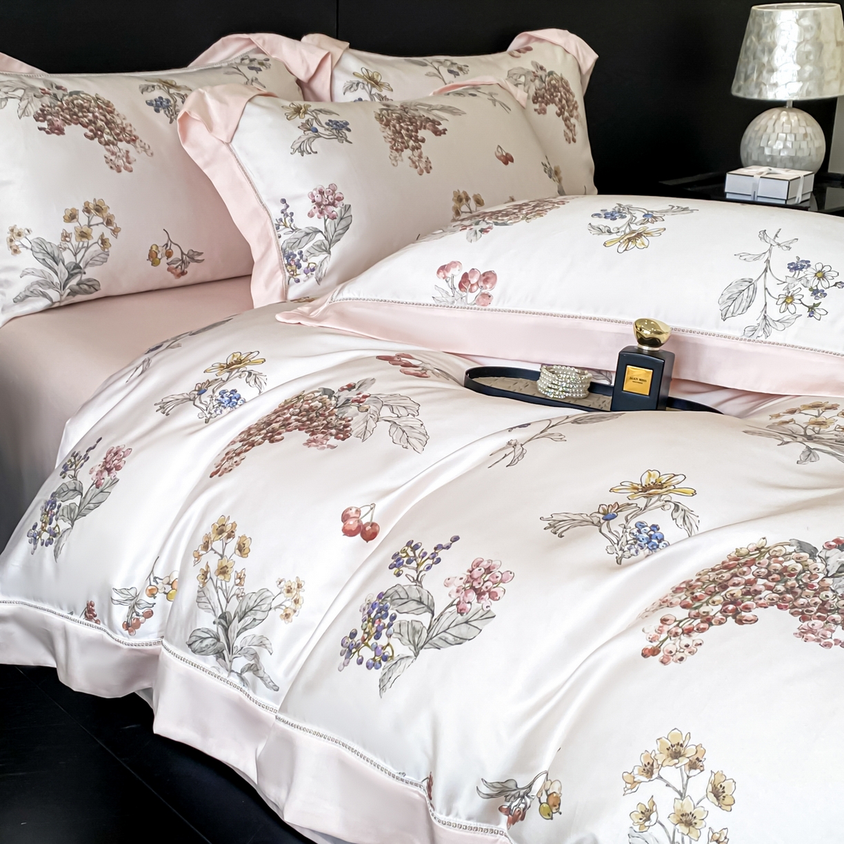 91家纺网 家纺一手货源 找家纺 博纳家纺 2026新款100%莱赛尔天丝四件套宽边拼角绣花工艺数码印花田园风轻奢凉感四件套（礼盒装） 缤纷夏日