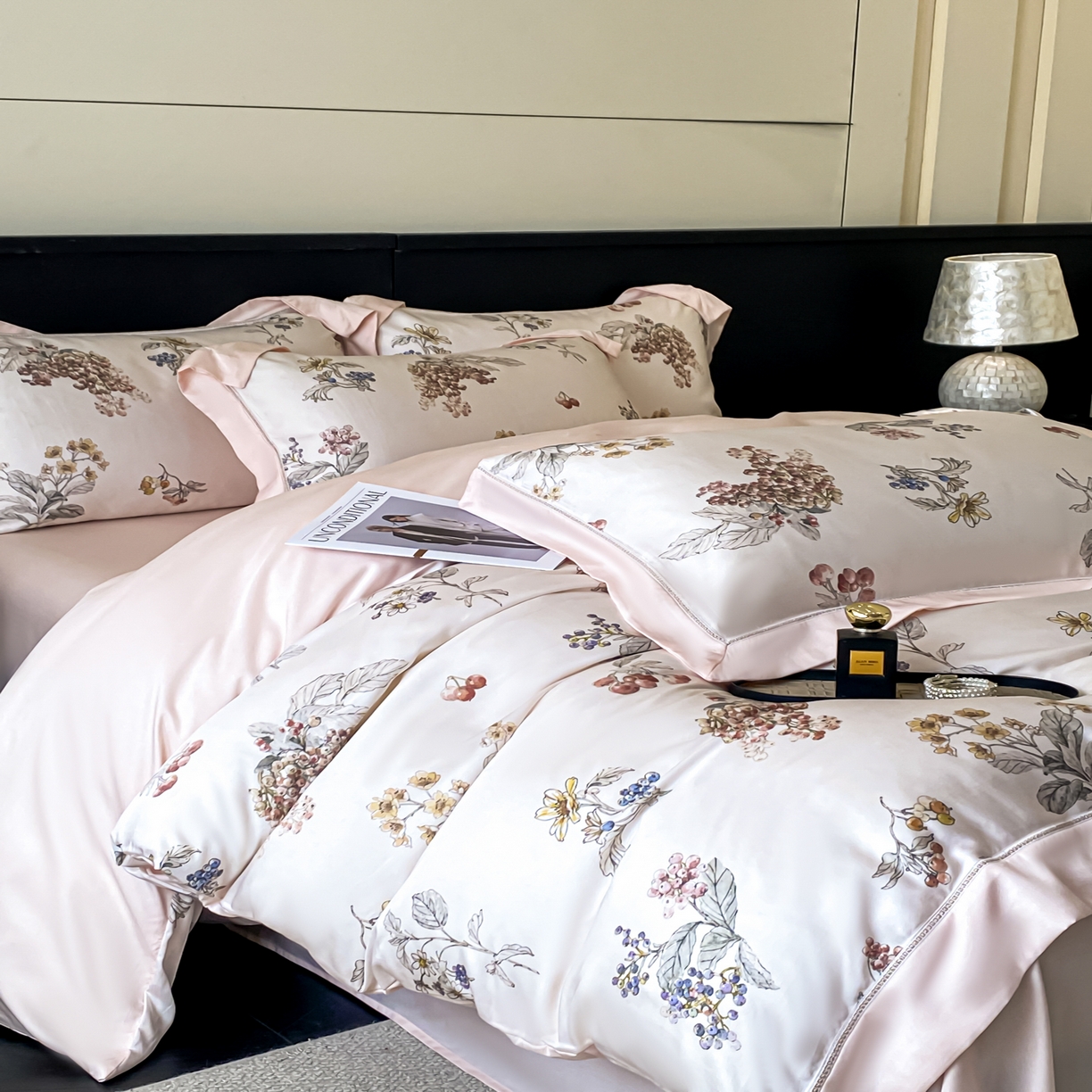 91家纺网 家纺一手货源 找家纺 博纳家纺 2026新款100%莱赛尔天丝四件套宽边拼角绣花工艺数码印花田园风轻奢凉感四件套（礼盒装） 缤纷夏日