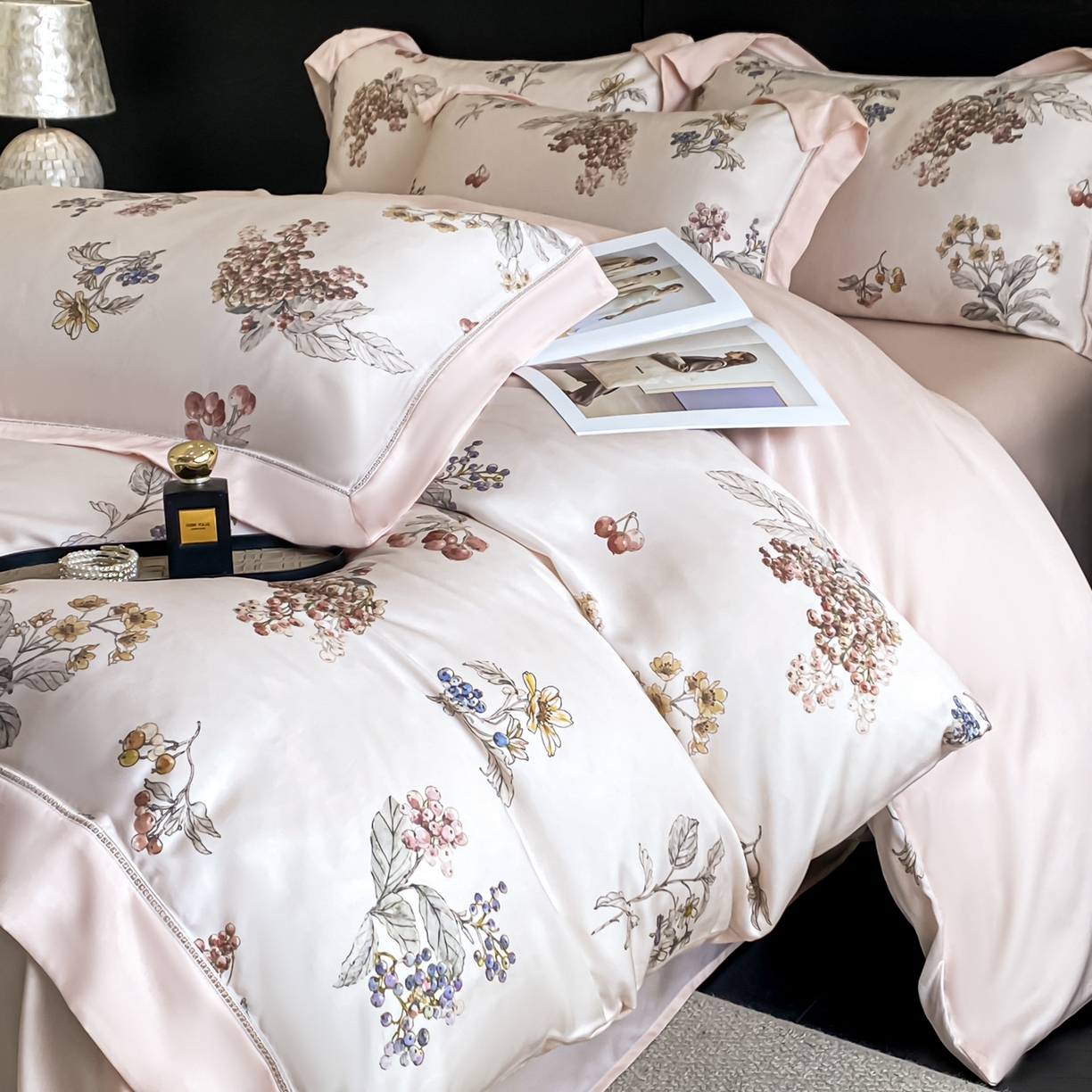 91家纺网 家纺一手货源 找家纺 博纳家纺 2026新款100%莱赛尔天丝四件套宽边拼角绣花工艺数码印花田园风轻奢凉感四件套（礼盒装） 缤纷夏日