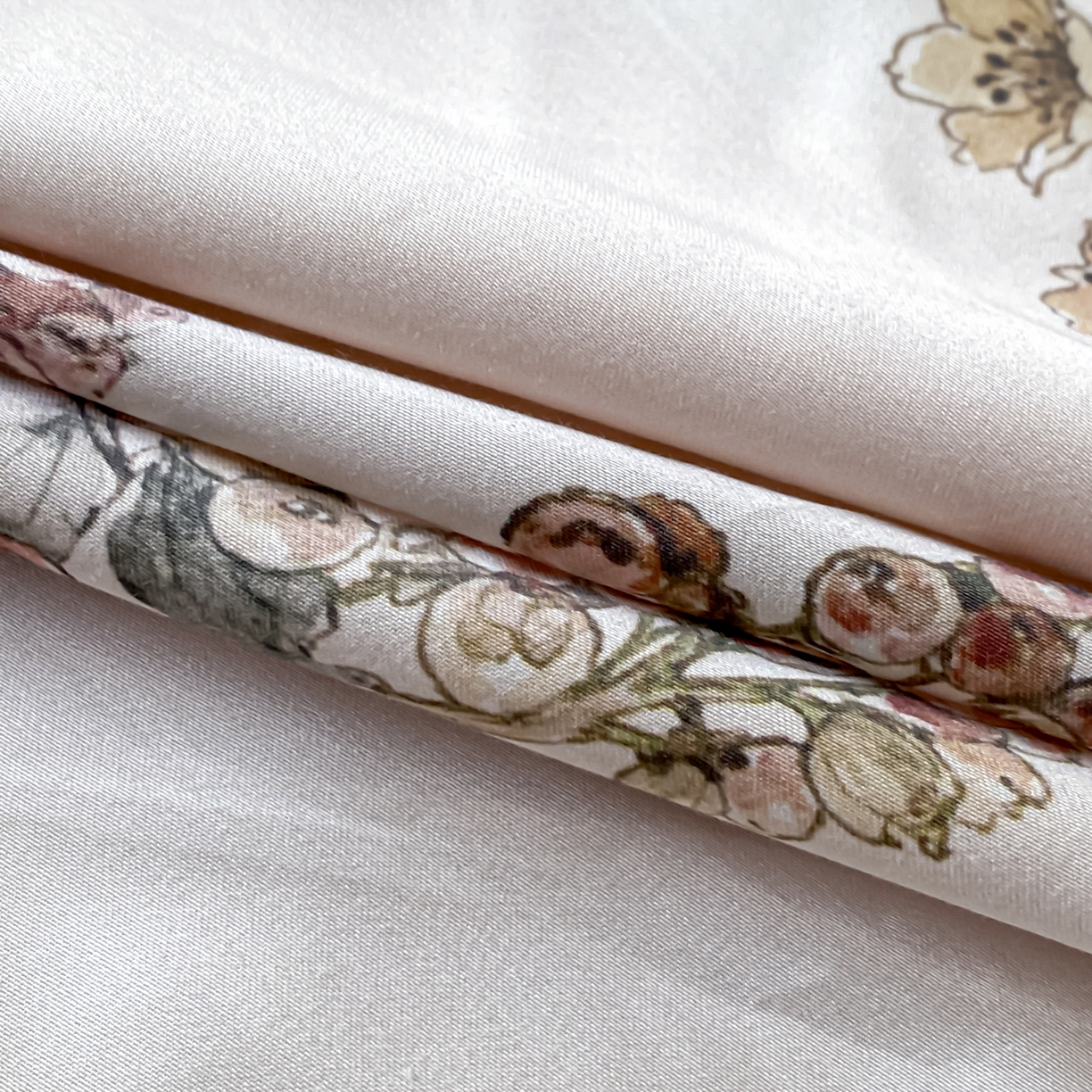 91家纺网 家纺一手货源 找家纺 博纳家纺 2026新款100%莱赛尔天丝四件套宽边拼角绣花工艺数码印花田园风轻奢凉感四件套（礼盒装） 缤纷夏日