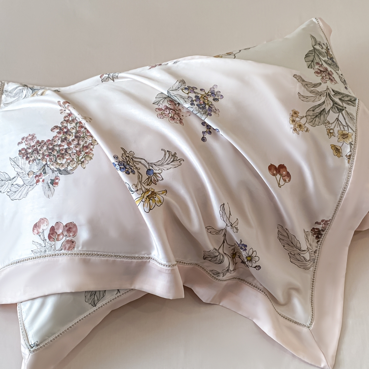 91家纺网 家纺一手货源 找家纺 博纳家纺 2026新款100%莱赛尔天丝四件套宽边拼角绣花工艺数码印花田园风轻奢凉感四件套（礼盒装） 缤纷夏日