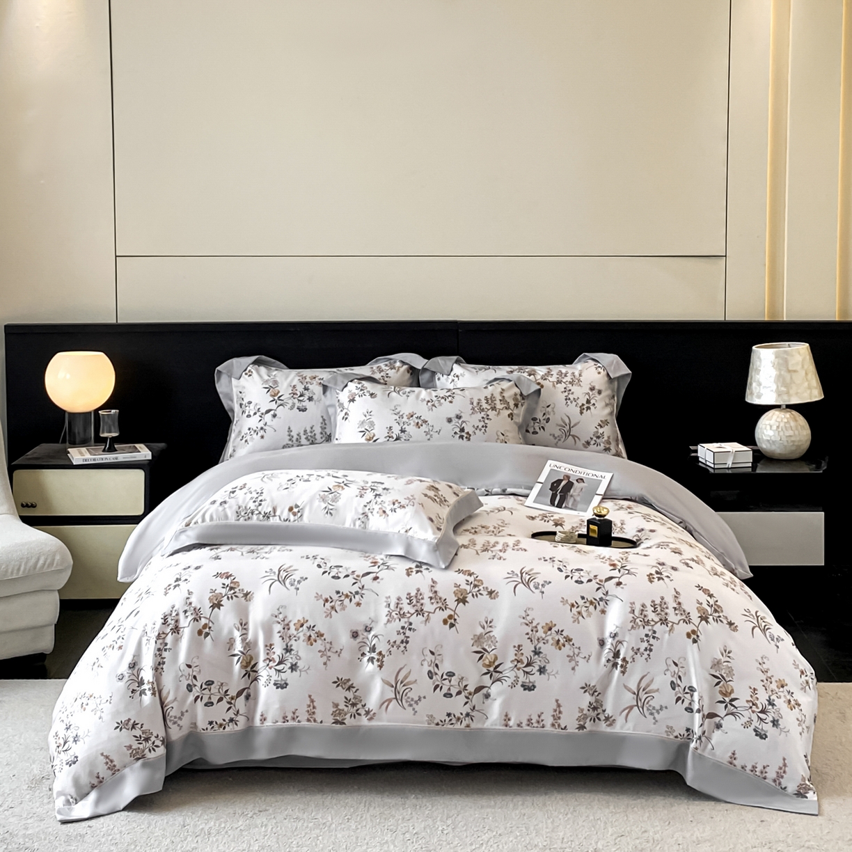 91家纺网 家纺一手货源 找家纺 博纳家纺 2026新款100%莱赛尔天丝四件套宽边拼角绣花工艺数码印花田园风轻奢凉感四件套（礼盒装） 花枝嫣然