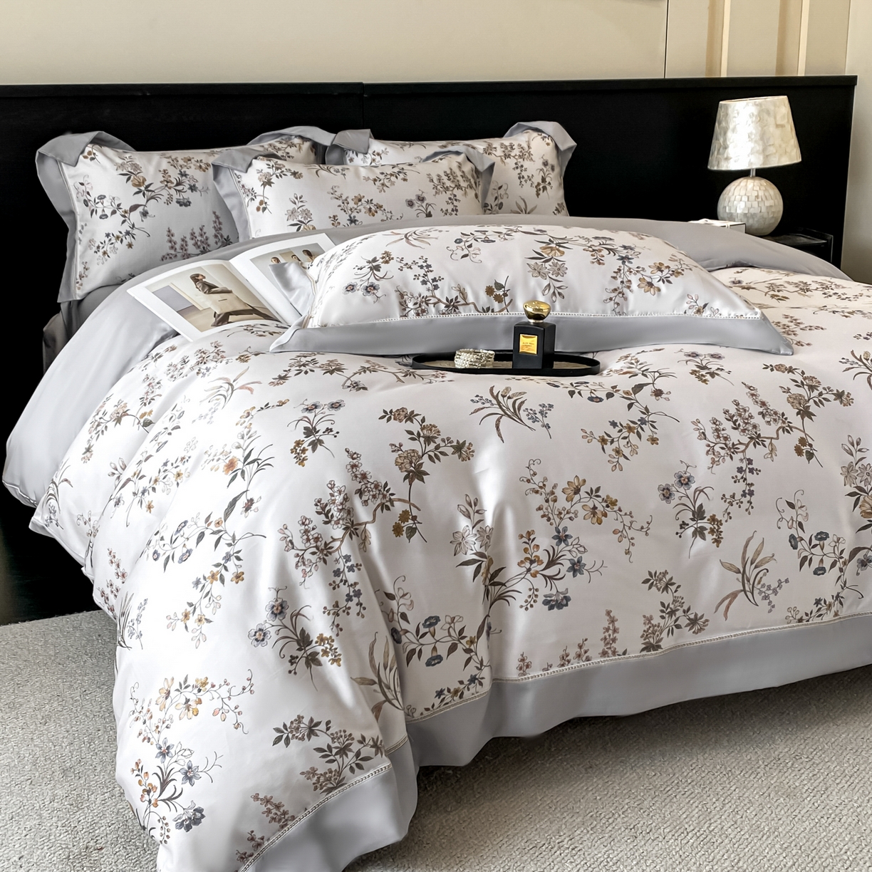 91家纺网 家纺一手货源 找家纺 博纳家纺 2026新款100%莱赛尔天丝四件套宽边拼角绣花工艺数码印花田园风轻奢凉感四件套（礼盒装） 花枝嫣然