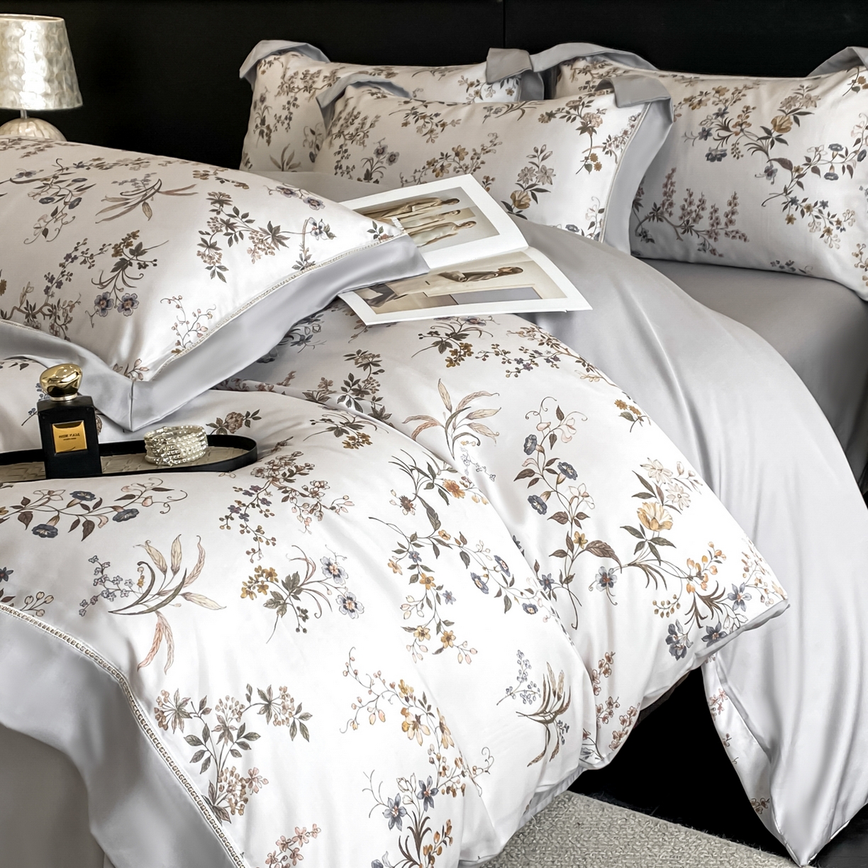 91家纺网 家纺一手货源 找家纺 博纳家纺 2026新款100%莱赛尔天丝四件套宽边拼角绣花工艺数码印花田园风轻奢凉感四件套（礼盒装） 花枝嫣然